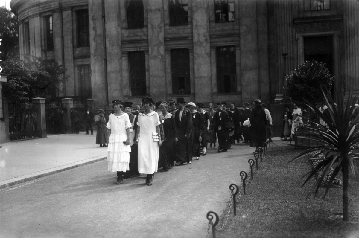 Hermann Christian Neupert, Kvinnelige akademikeres verdenskongress. Parade på Universitetsplassen.