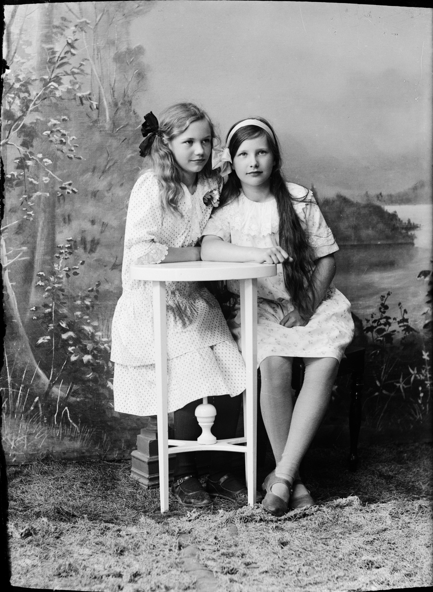 Skötsner-Edhlund, Ateljéporträtt - Tyra Edhlund och flicka, Östhammar, Uppland