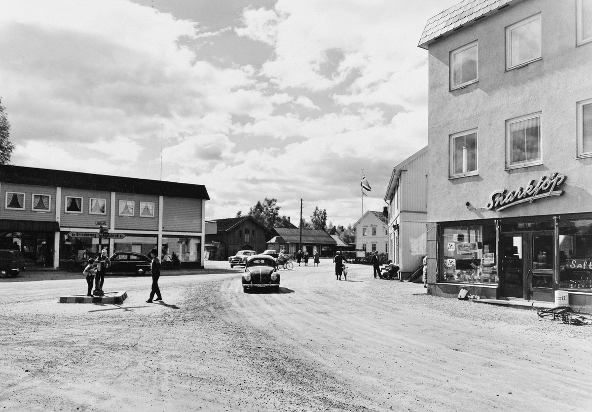 Anno Domkirkeodden, POSTKORT. PARTI FRA LØTEN SENTRUM, BILER, FOLK, TIL HØYRE SNARKJØP