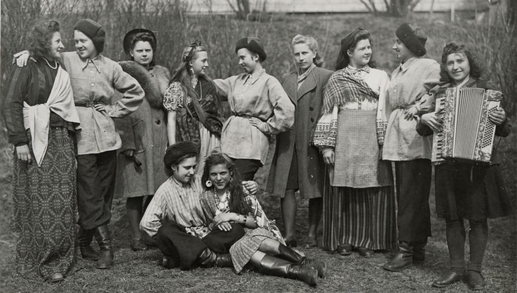 Nežinomas fotografas, Telšių vidurinės taikomosios dailės mokyklos tautinių šokių šokėjų grupė
