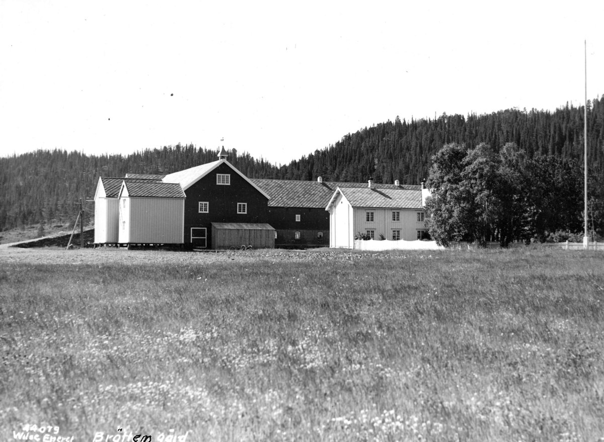 Anders Beer Wilse, Brøttem gård i Klæbu i Sør-Trøndelag, fotografert av Anders Beer Wilse i 1936.