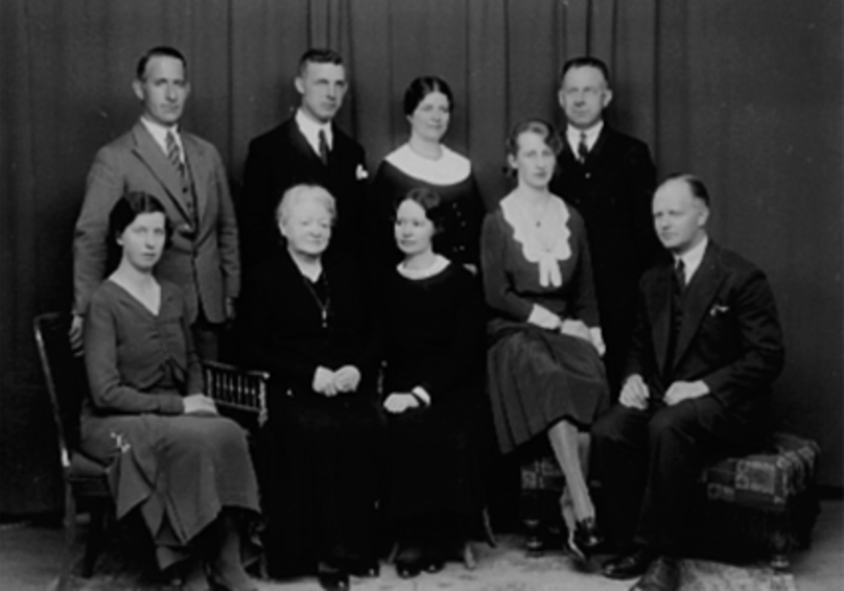 Anno Domkirkeodden, BETZY ØSTBYE MED BARN OG SVIGERBARN, 1934. FORAN F. V BIRGIT "BIBBI" WALDROP F. ØSTBY, BETZY ØSTBYE, INGRID ØSTBYE F. WIK (GIFT MED RAGNAR ØSTBYE), INGRID KLOUMAN F. ØSTBYE, GERHARD KLOUMAN. BAK F. V. RAGNAR WALDROP, RAGNAR ØSTBYE, GUDRUN ØSTBYE F. KALLEBERG OG HARALD ØSTBYE. SE OGSÅ CG-01991.