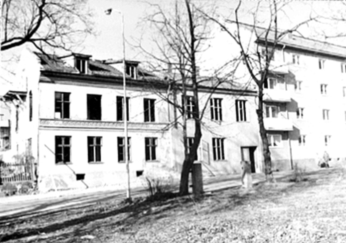 Anno Domkirkeodden, EKSTERIØR SKAPPELSGATE 17, KRYSSET HØYENSALGATE/SKAPPELSGATE, REVET I 1975. .
