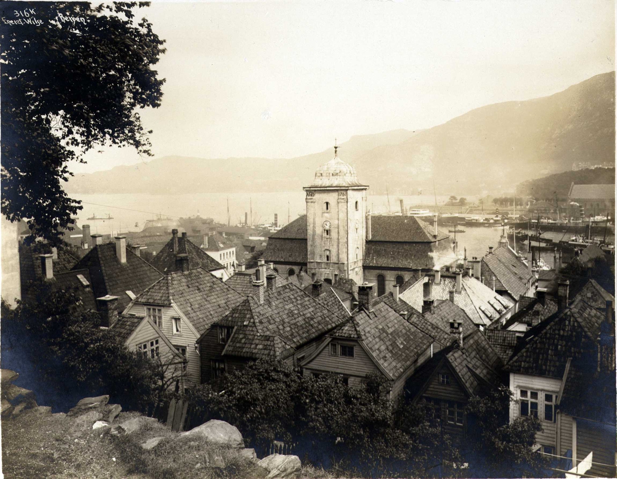 Anders Beer Wilse, Utsyn over Bergen ved nykirke, Hordaland. Fotografert 1912.