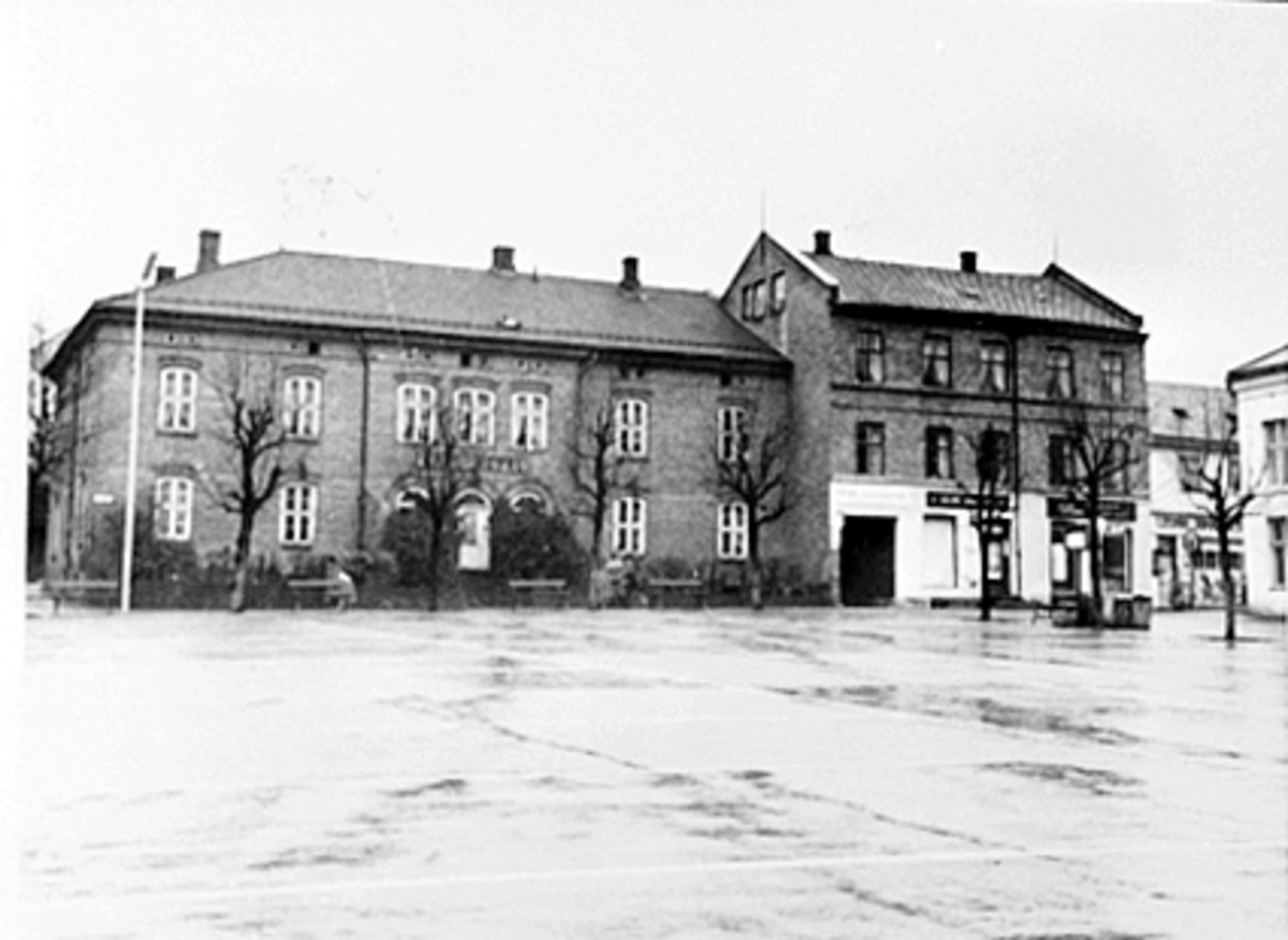 Anno Domkirkeodden, EKSTERIØR MUCHGÅRDEN, CAFE ROYAL OG KAULUMGÅRDEN, REGNVÆR, STORTORGET I FORGRUNNEN