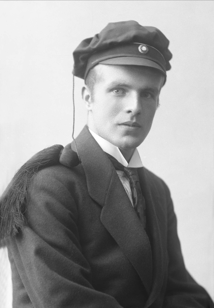 Gustav Borgen, Portrett, mann med studentlue. Student Gunstein Studahl.