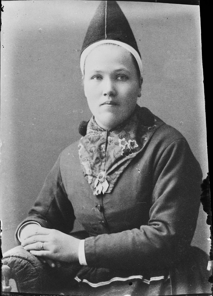 Skötsner-Edhlund, Ateljé portrait - woman dressed in folk costume, Östhammar, Uppland