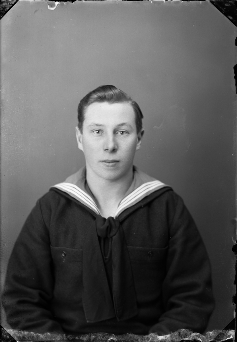 Skötsner-Edhlund, Ung man i sjömansuniform, Östhammar, Uppland
