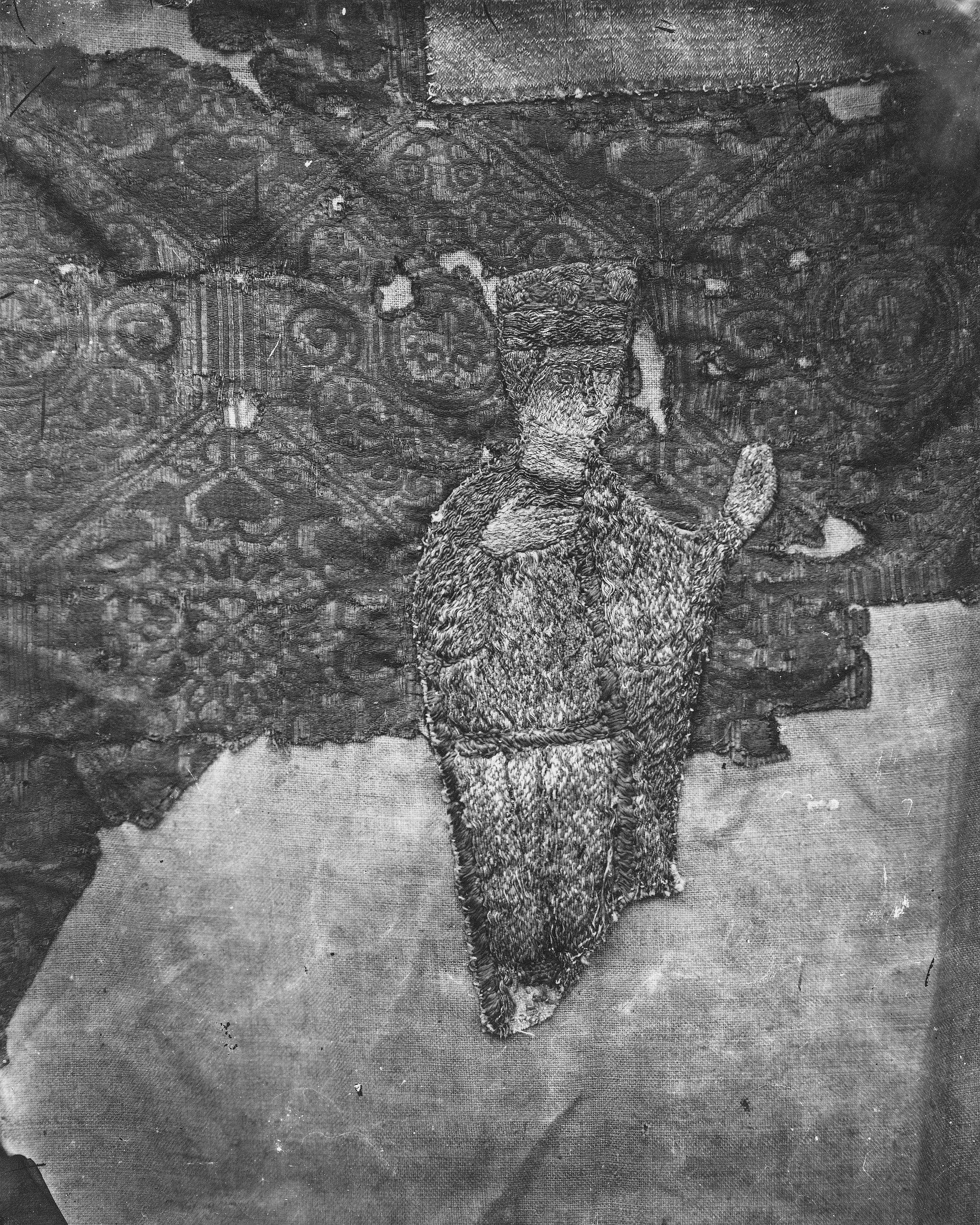 Ivan Standl, Zagreb - Zagrebačka katedrala - Plašt sv. Ladislava kralja, detalj: vezeni lik kraljice na ornamentiranoj pozadini damasta