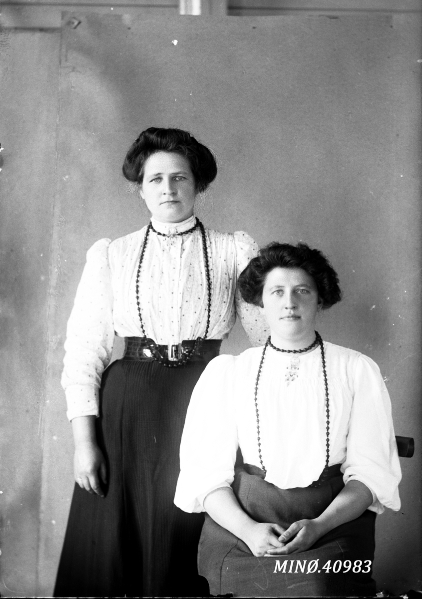 Oscar Holte, Portrett av to kvinner - Thora Øien (9.10.1892-1951 i Amerika) til venstre
