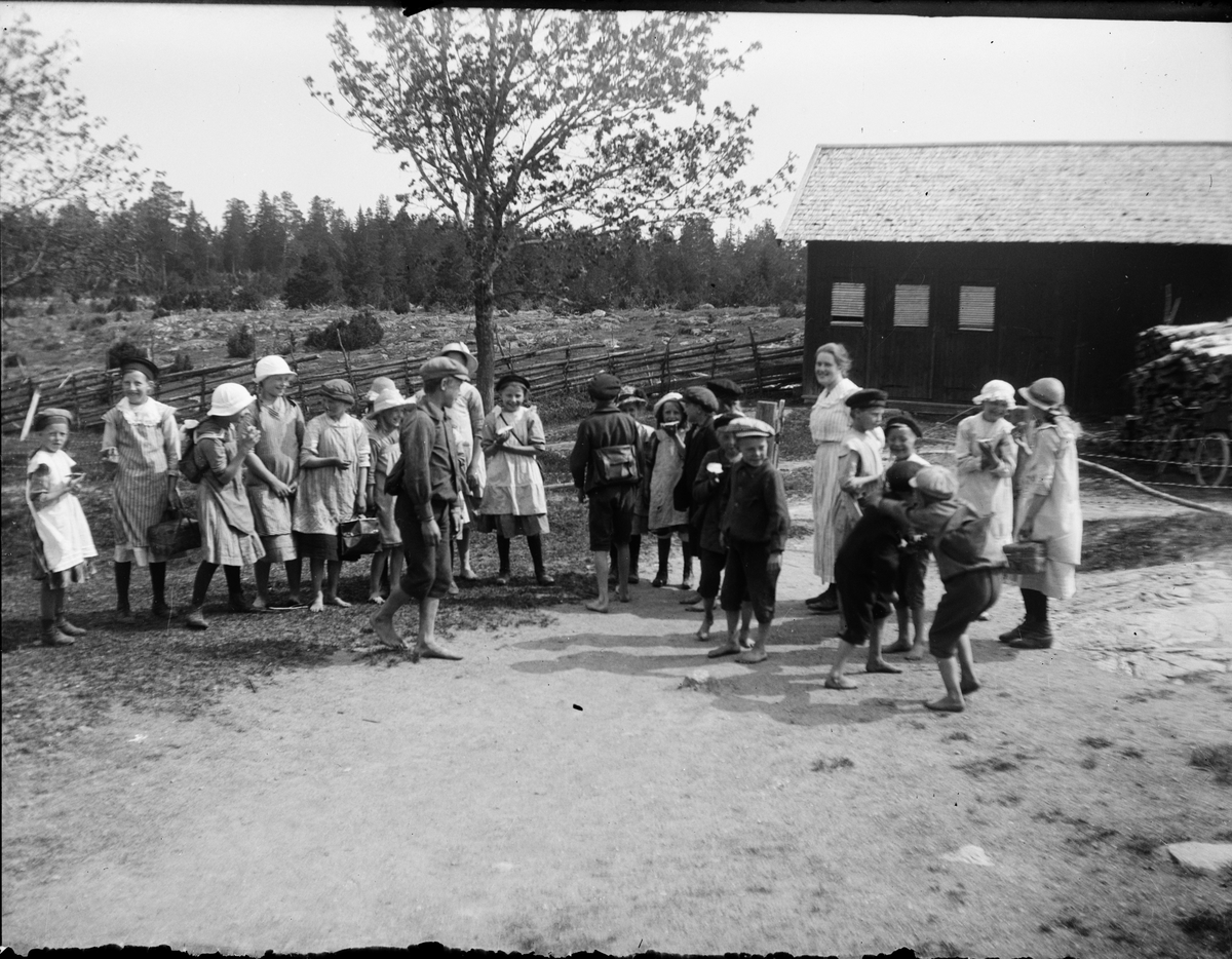 Skötsner-Edhlund, Schoolchildren and teachers Edit Gustafsson gathered on the farm plan, Kelinge School, Valö, Uppland