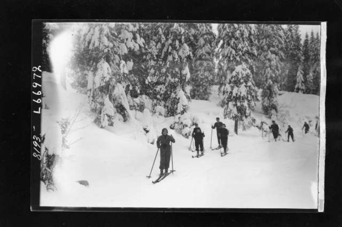 Hermann Christian Neupert, Vintermotiv. Ant. Nordmarka. Barn og voksne skiløpere ute i løypa.