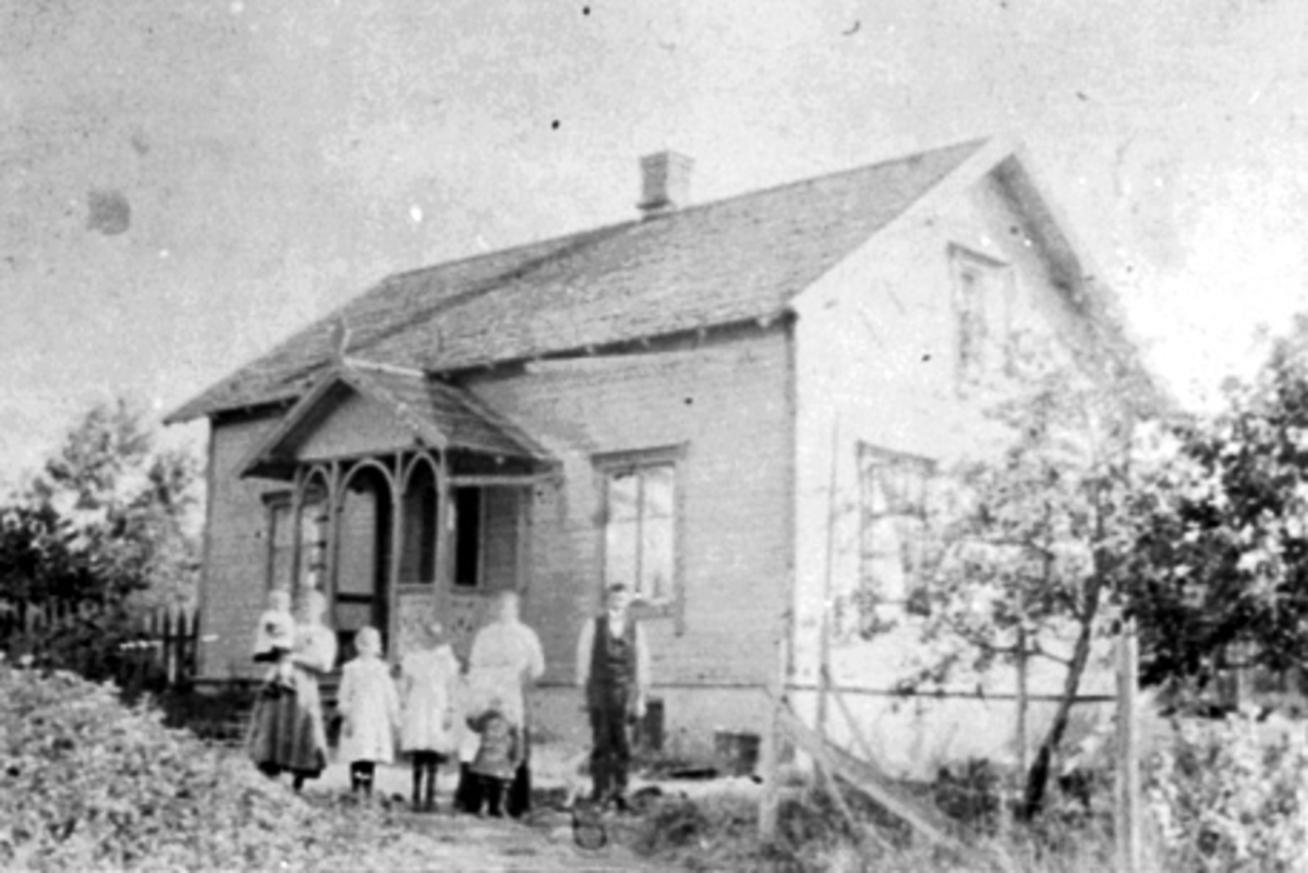 Anno Domkirkeodden, EKSTERIØR: BOLIG, GRUPPE 7 FORAN: PAULINE BJØRGLI, KNUT BJØRGLI MED FAMILIE, DE HADDE DETTE HUSET.