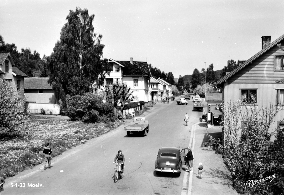 Anno Domkirkeodden, Oversikt, Storgata, Moelv med folk og biler.