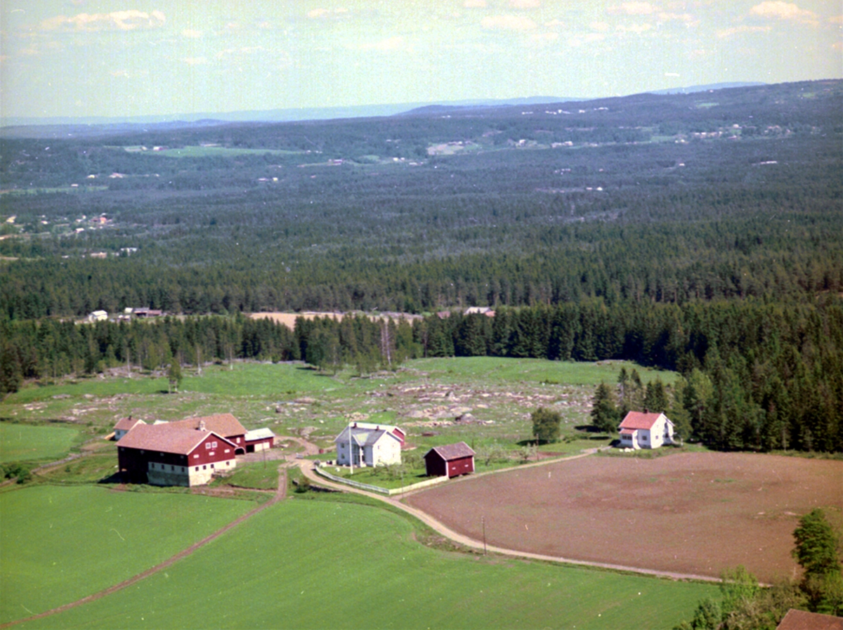 Widerøes Flyveselskap A/S, FLYFOTO VÅLEØDEGÅRDEN, VAAL-ØDEGAARDEN, STANGE