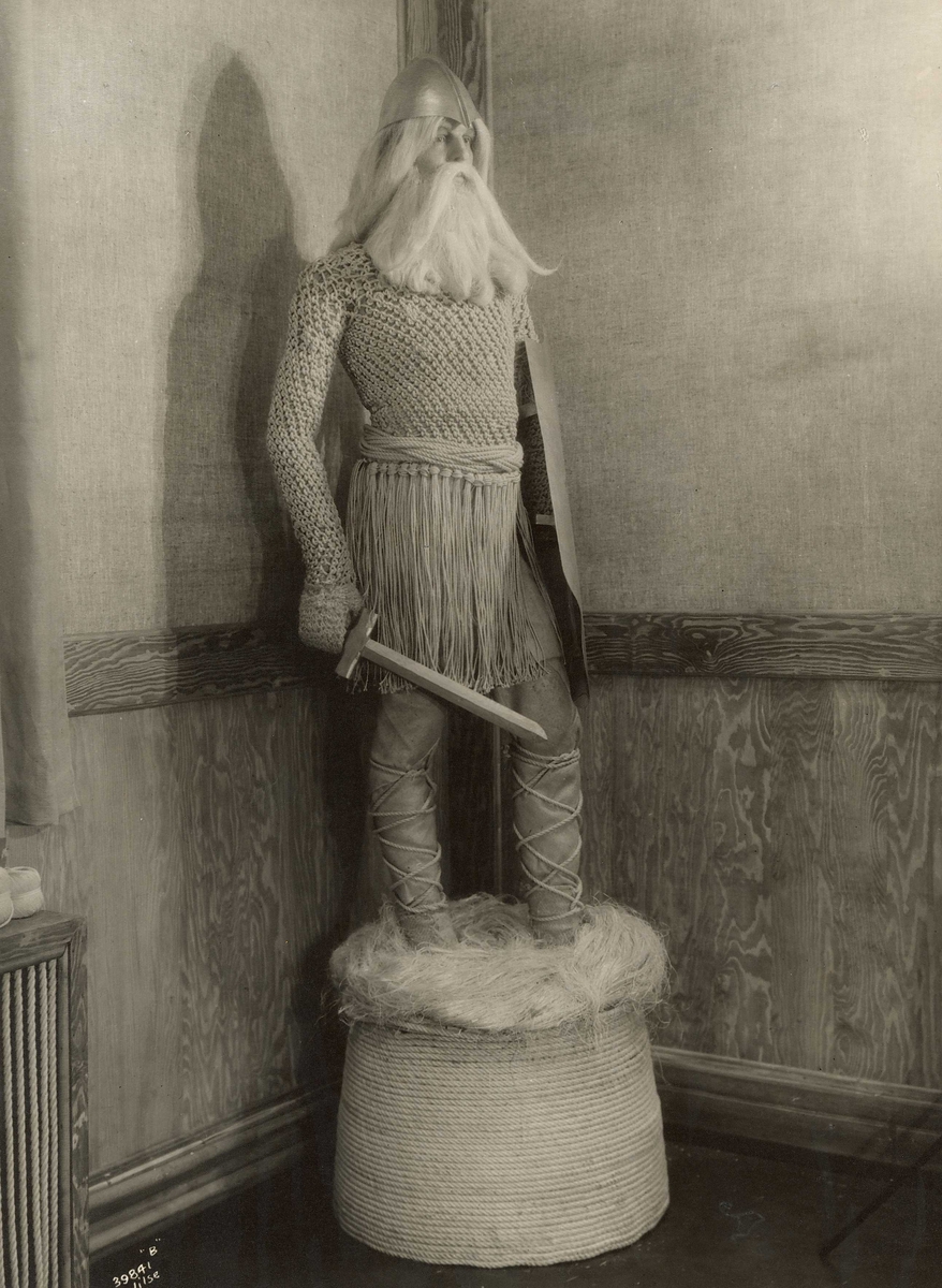 Anders Beer Wilse, Fortex A/S. Viking utstillingsdukke (Snore Surreson) fra Seilduksfrabrikken.