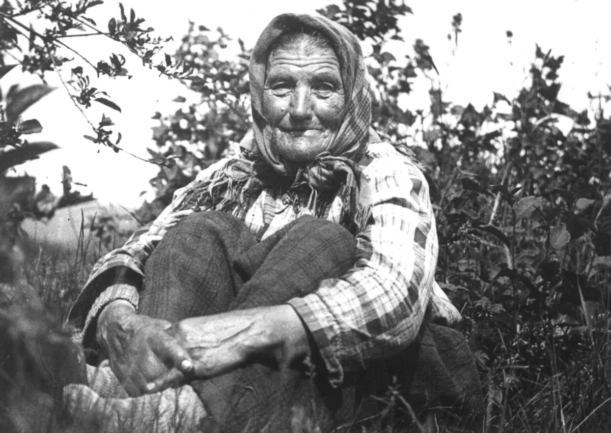 Anna Grostøl, Portrett av en ukjent kvinne som sitter i gresset. Ukjent sted 1936.