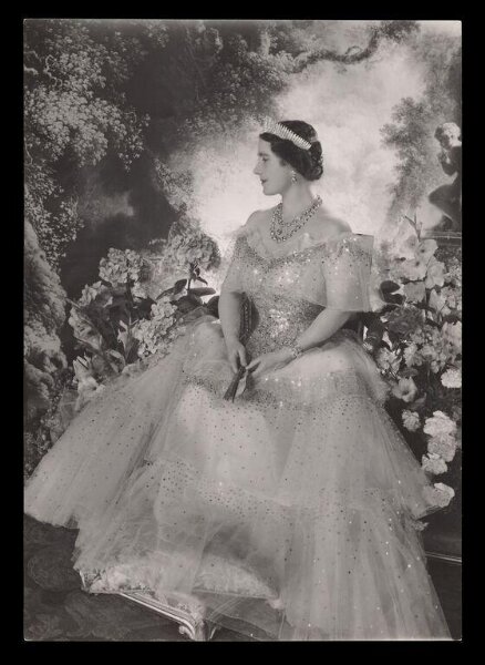 Beaton, Cecil (Sir), H.M. Queen Elizabeth