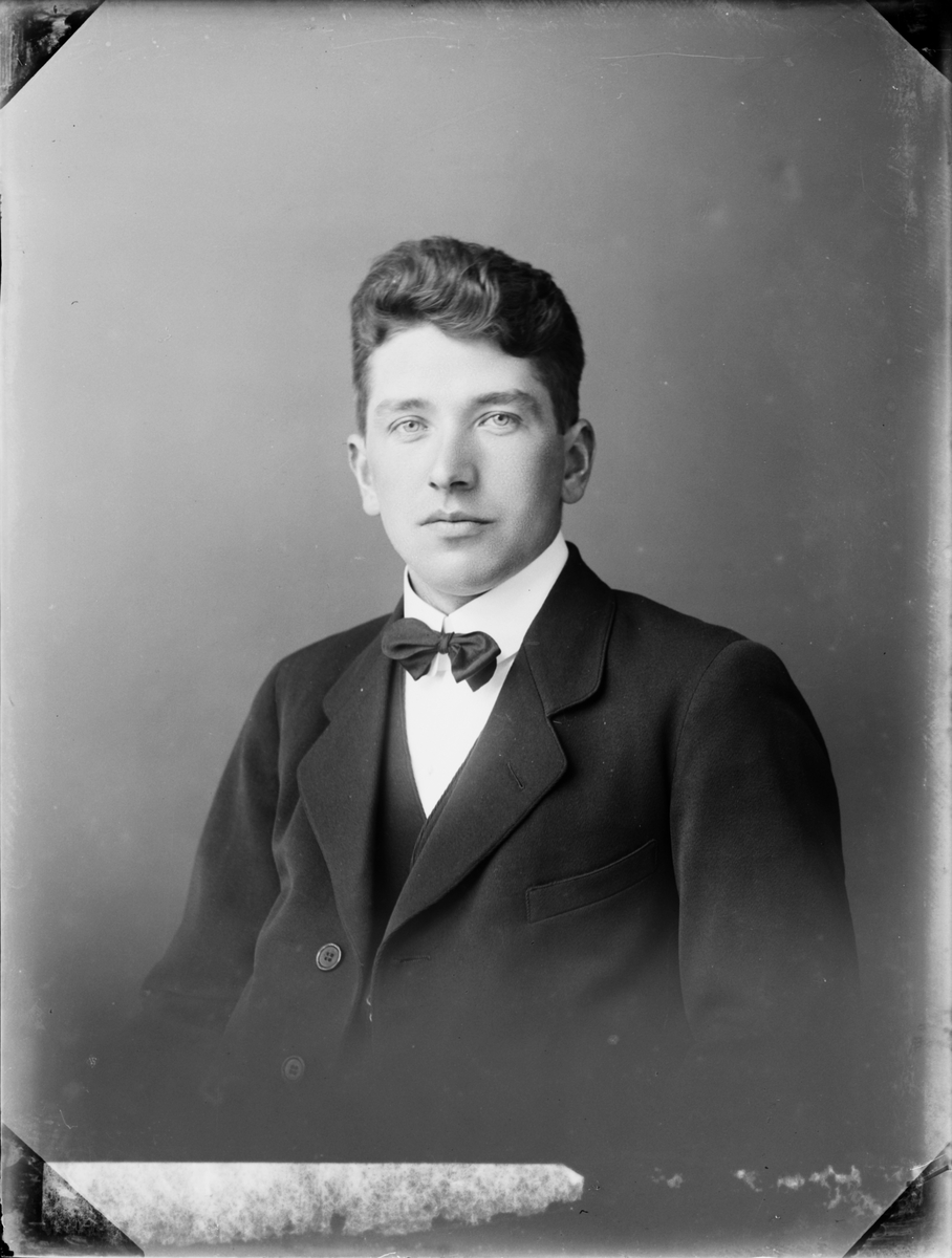 Skötsner-Edhlund, Ateljéporträtt - Albert Sjögren, Östhammar, Uppland 1925