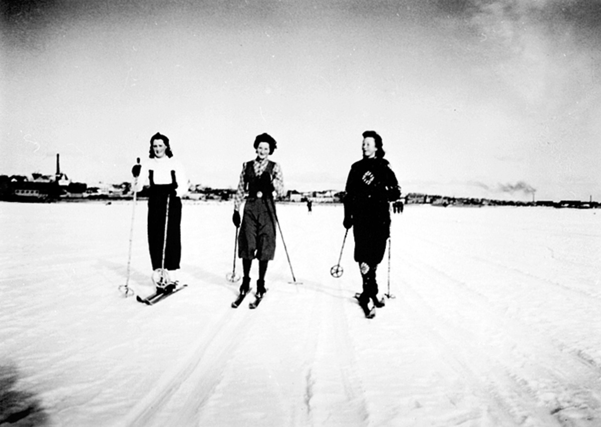 Anno Domkirkeodden, 3 DAMER, SKI, MJØSISEN, HAMARBUKTA