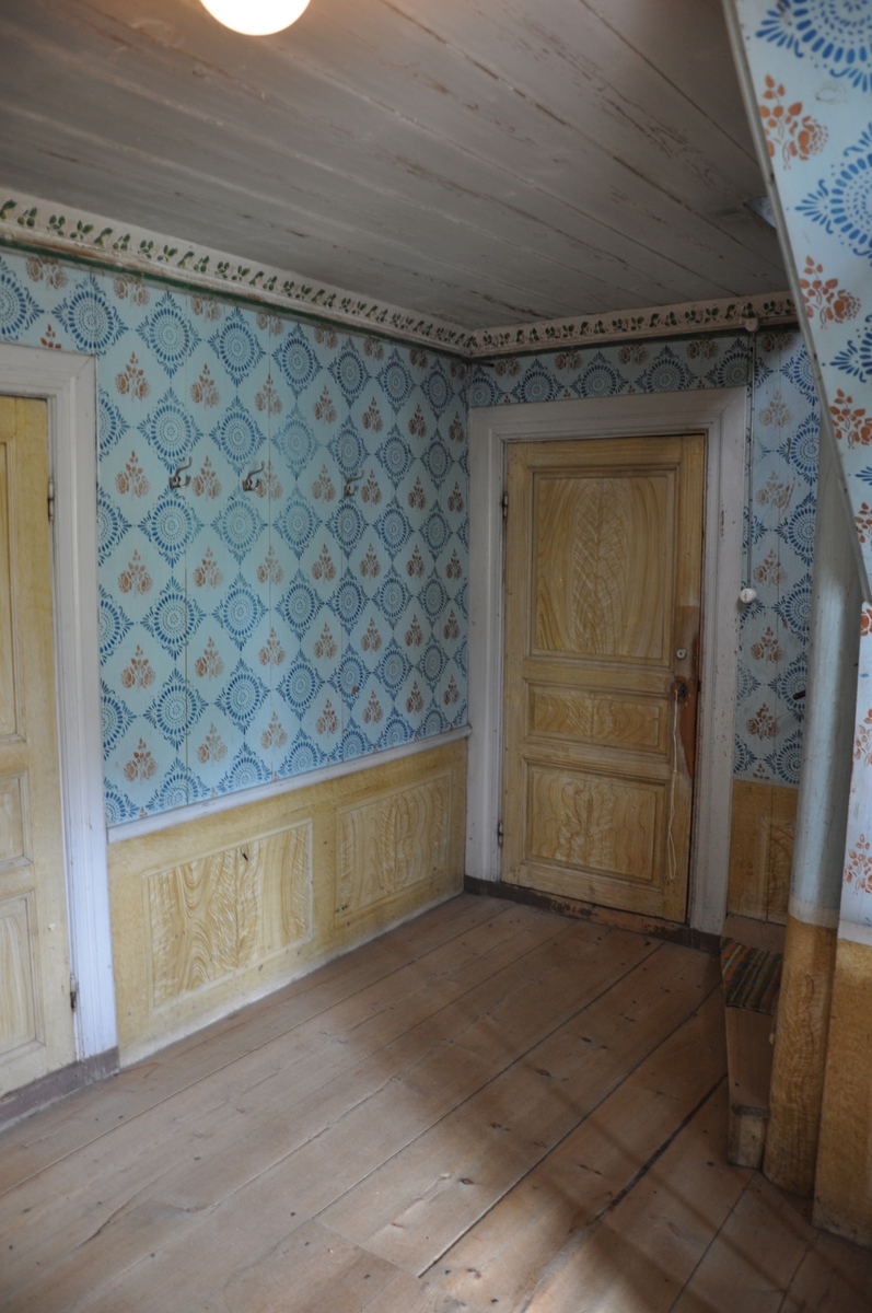 Simon Langwagen, Interiör från förstugan i parstugan på Nygårdsgården i Bingsjö. Byggnaden stod ursprungligen på annan plats i byn men flyttades omkring 18601861 till nuvarande plats som då var åkermark.