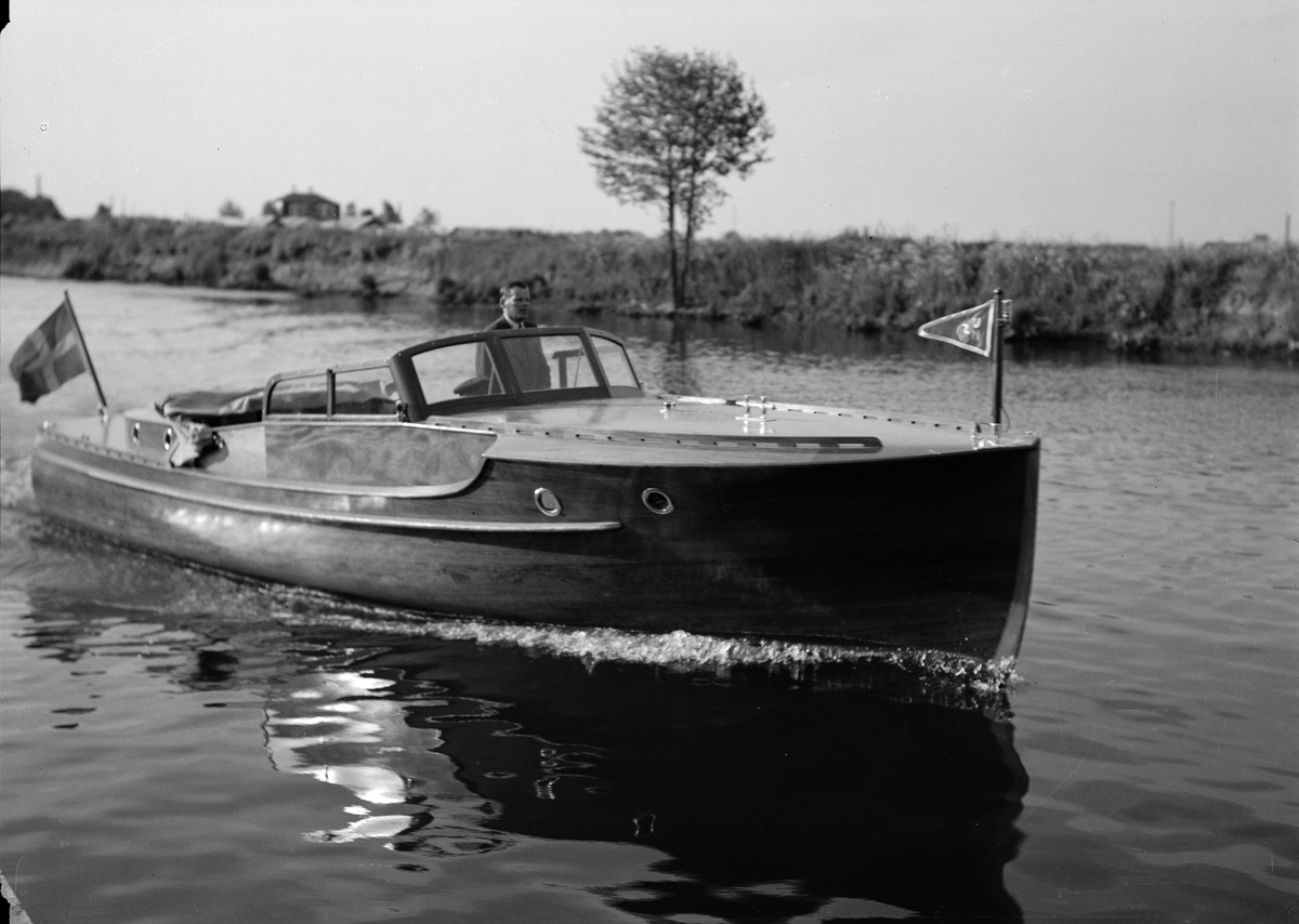 Paul Sandberg, Man i motorbåt, sannolikt på Fyrisån, Uppsala 1936