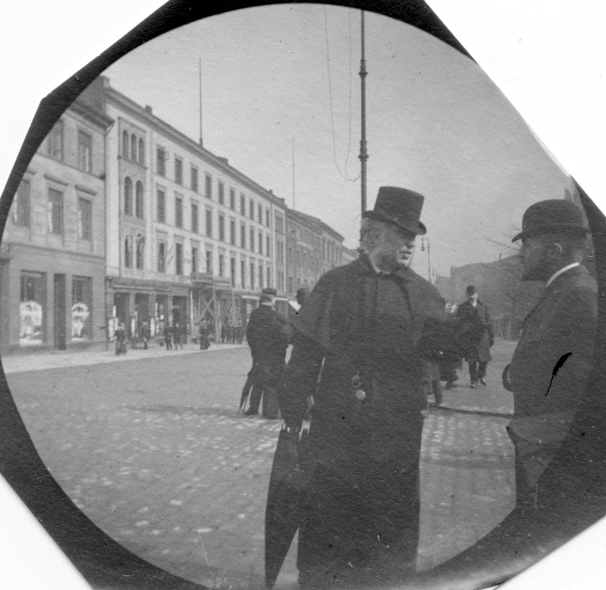 Fredrik Carl Mülertz Størmer, Hr. Krogh snakker med en annen mann ved Karl Johans gate, Oslo.