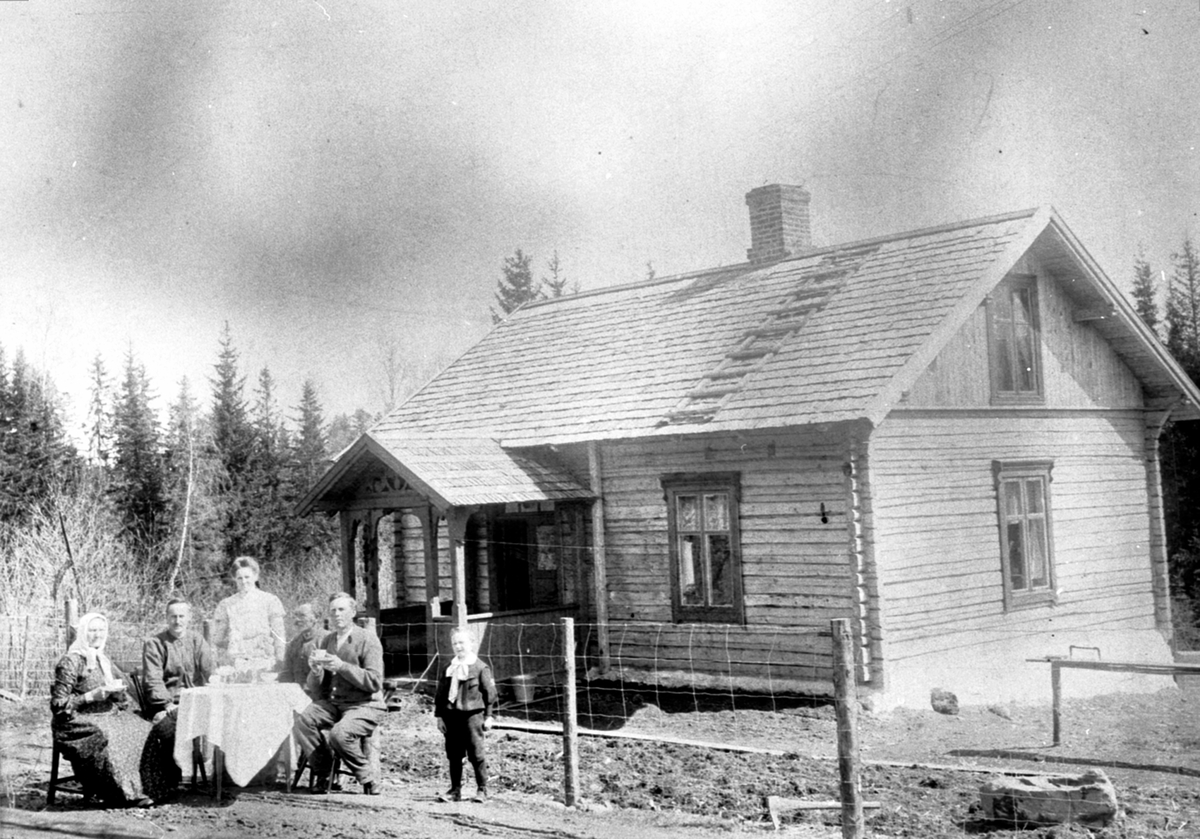 Anno Domkirkeodden, Dekket kaffebord utenfor huset i Fagerli, Helgøya. Fra venstre er Pauline Stefferud (1842-1932), Julie Stefferud står i midten og Jens Marius Jensen til høyre. Resten er ukjente men er trolig noen av sønnene til Pauline som var hjemme fra Amerika på denne tiden.