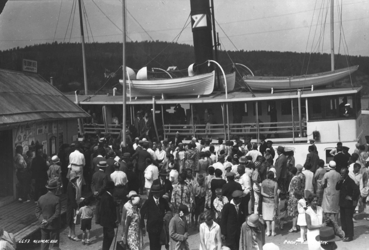 Hermann Christian Neupert, Son, Akershus. 1929. Båt ved kaia. Tilskuere. på prøvetur 1929. 6653 Neupert Oslo.