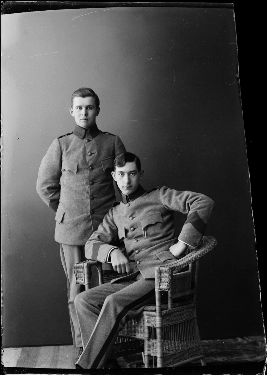 Skötsner-Edhlund, Två män i uniform, Östhammar, Uppland