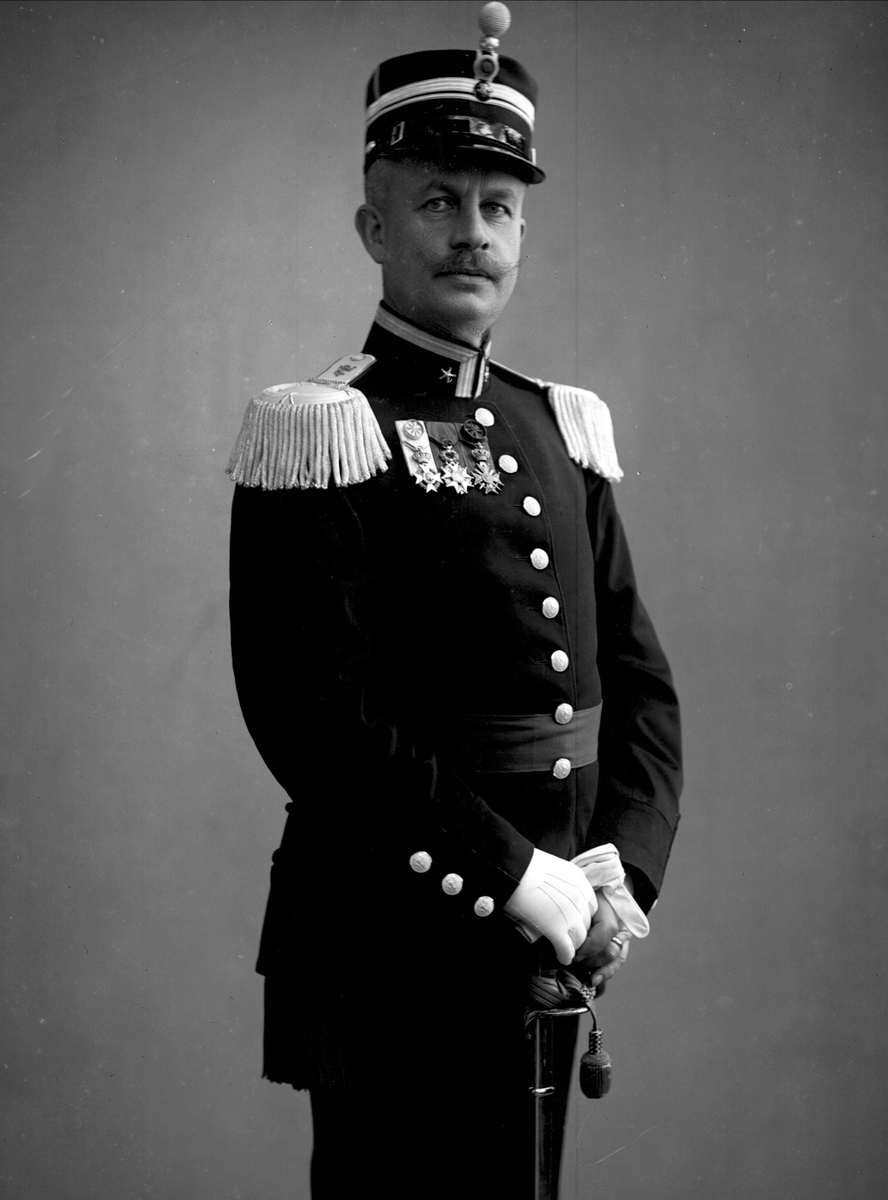 Gustav Borgen, Portrett, John Collett Anker Dahl, født 1866, i uniform som major ved infanteriet som reglementert fra 1910 til 1957. Ant. fotografert 1914.