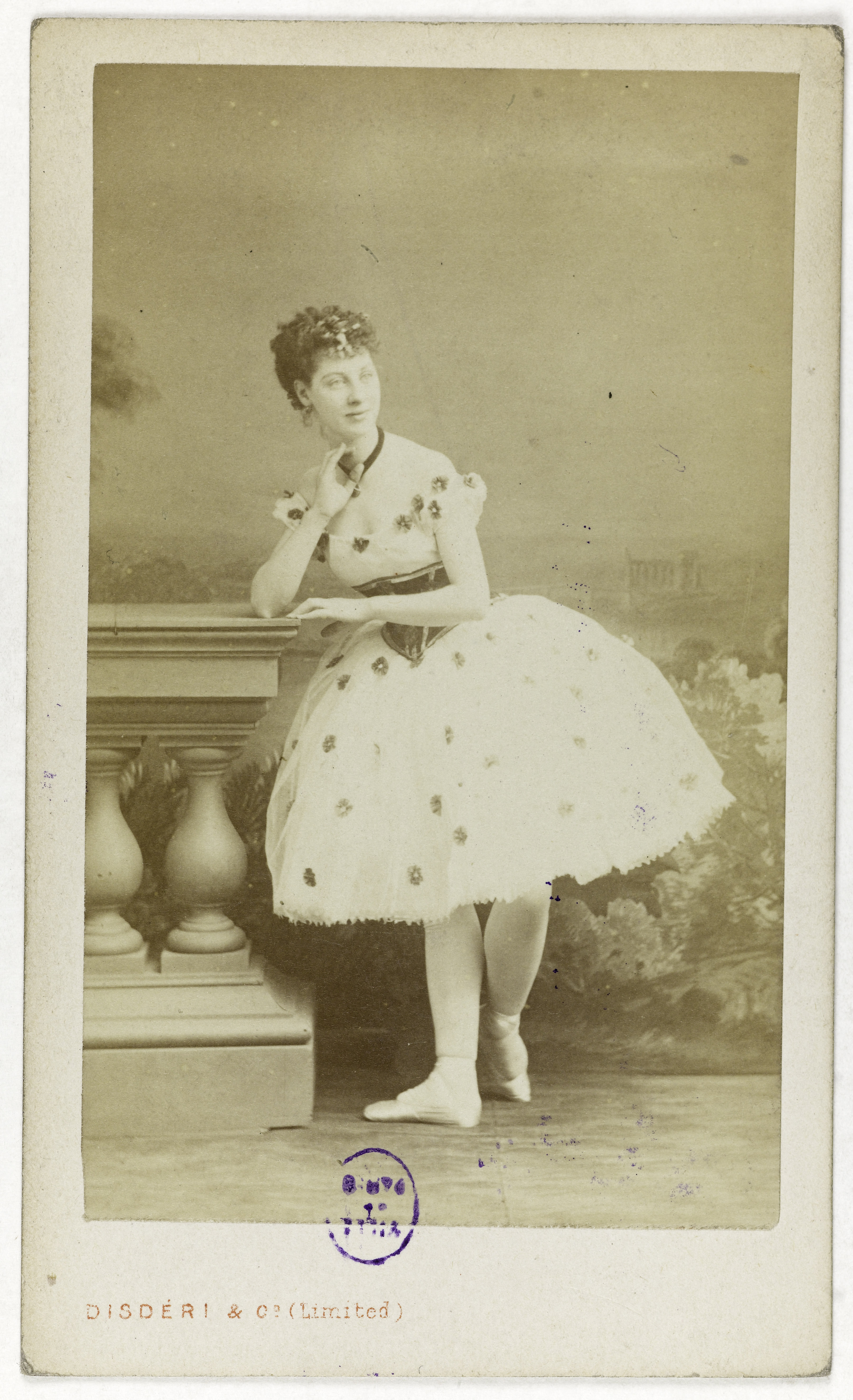 André-Adolphe-Eugène Disdéri, Portrait d'Esther Morris, danseuse à l'Opéra.