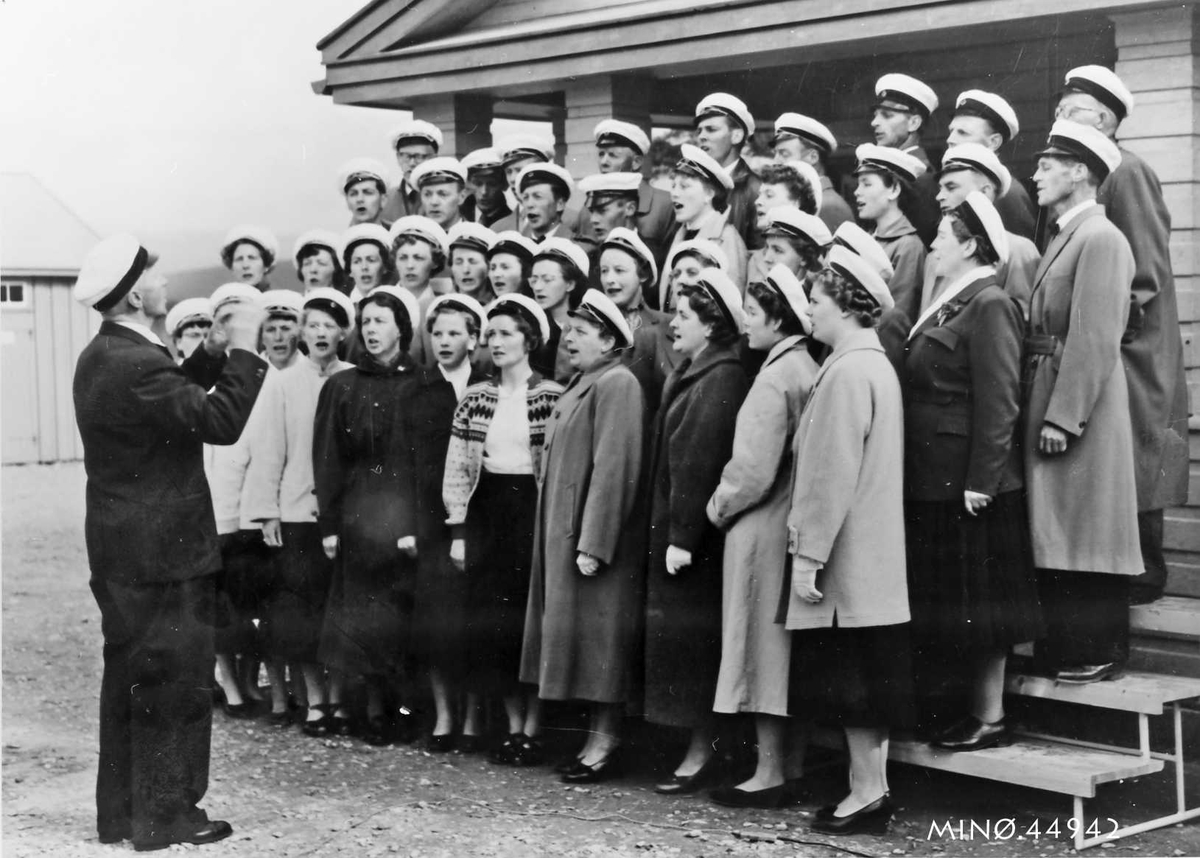 Ukjent, Ekko/Heimklang synger Folldals-songane under signingsferda 1958.