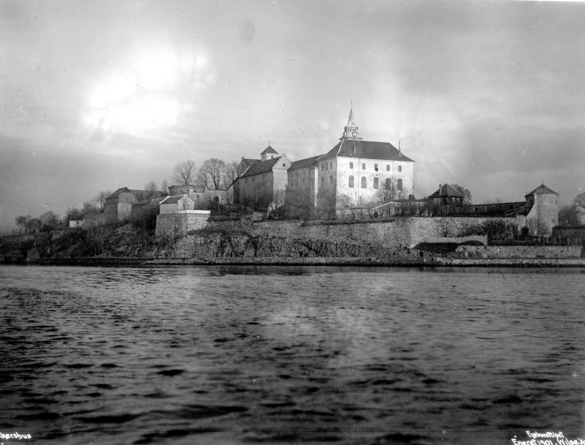 Anders Beer Wilse, Prot: Akershus festning fra fjorden best Nov 1900