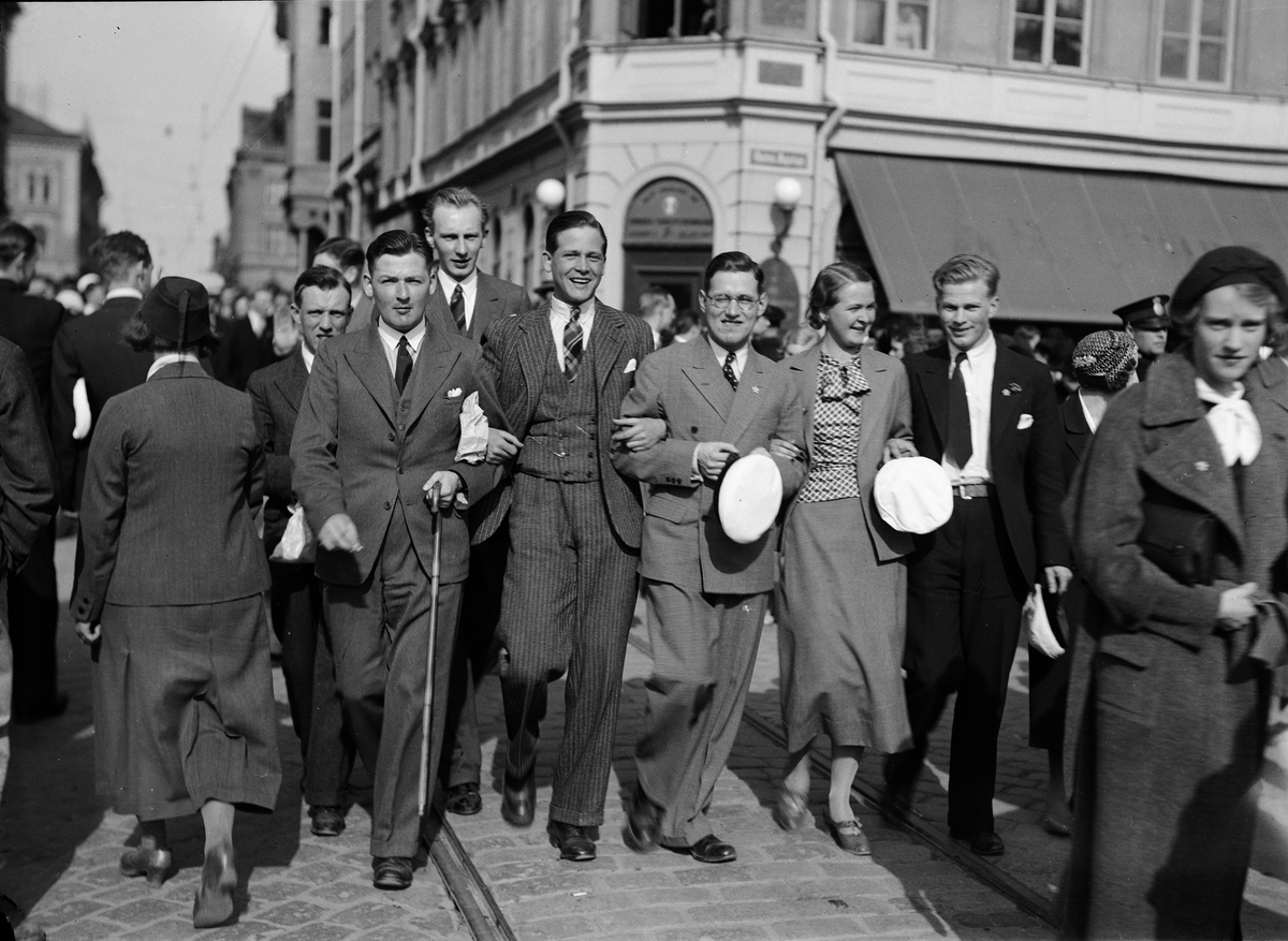 Paul Sandberg, "Studenternas hyllning till våren" - studenter firar "sista april", Drottninggatan - Östra Ågatan, Uppsala 1934