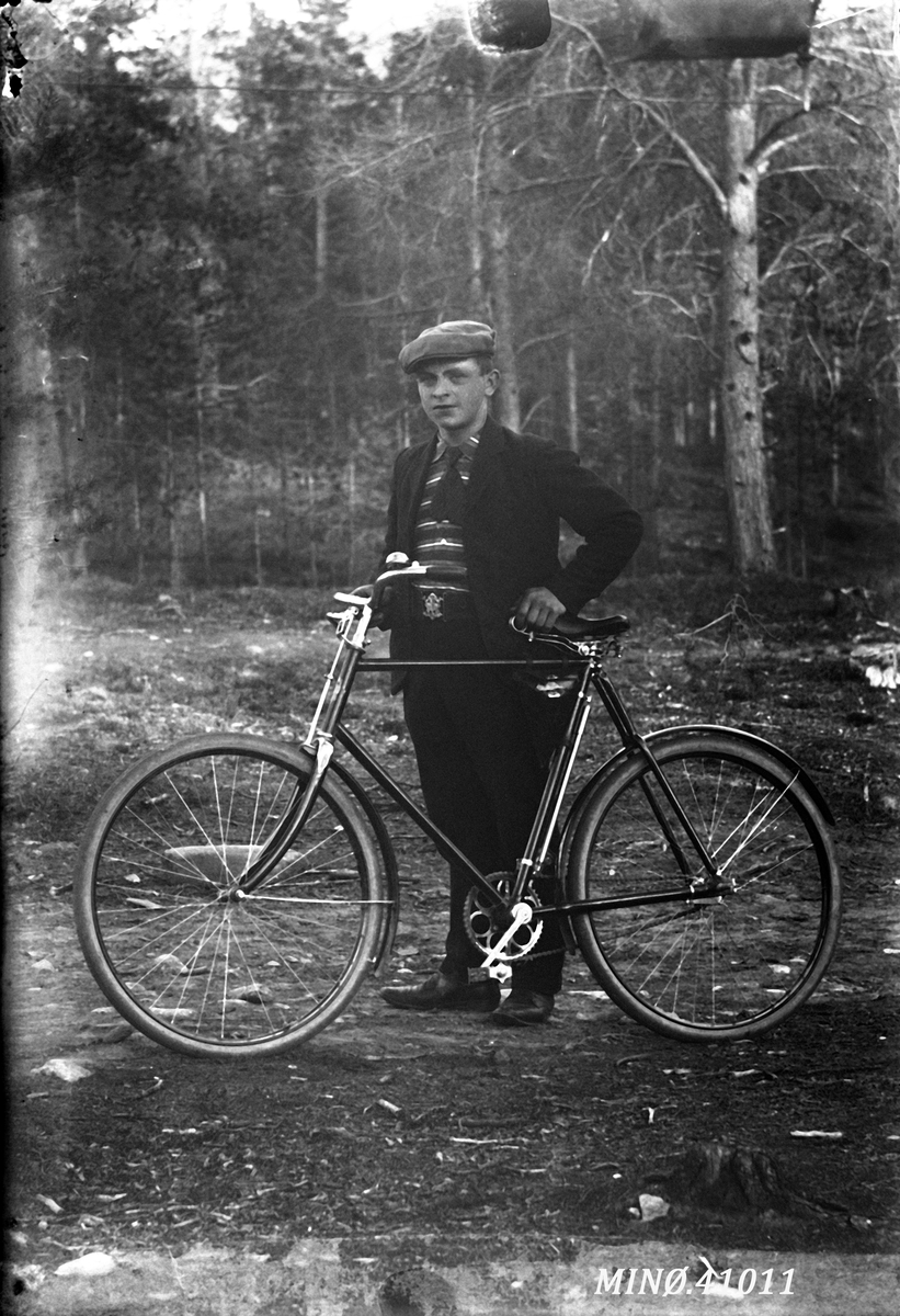 Oscar Holte, Ung mann med sykkel - John Johansen