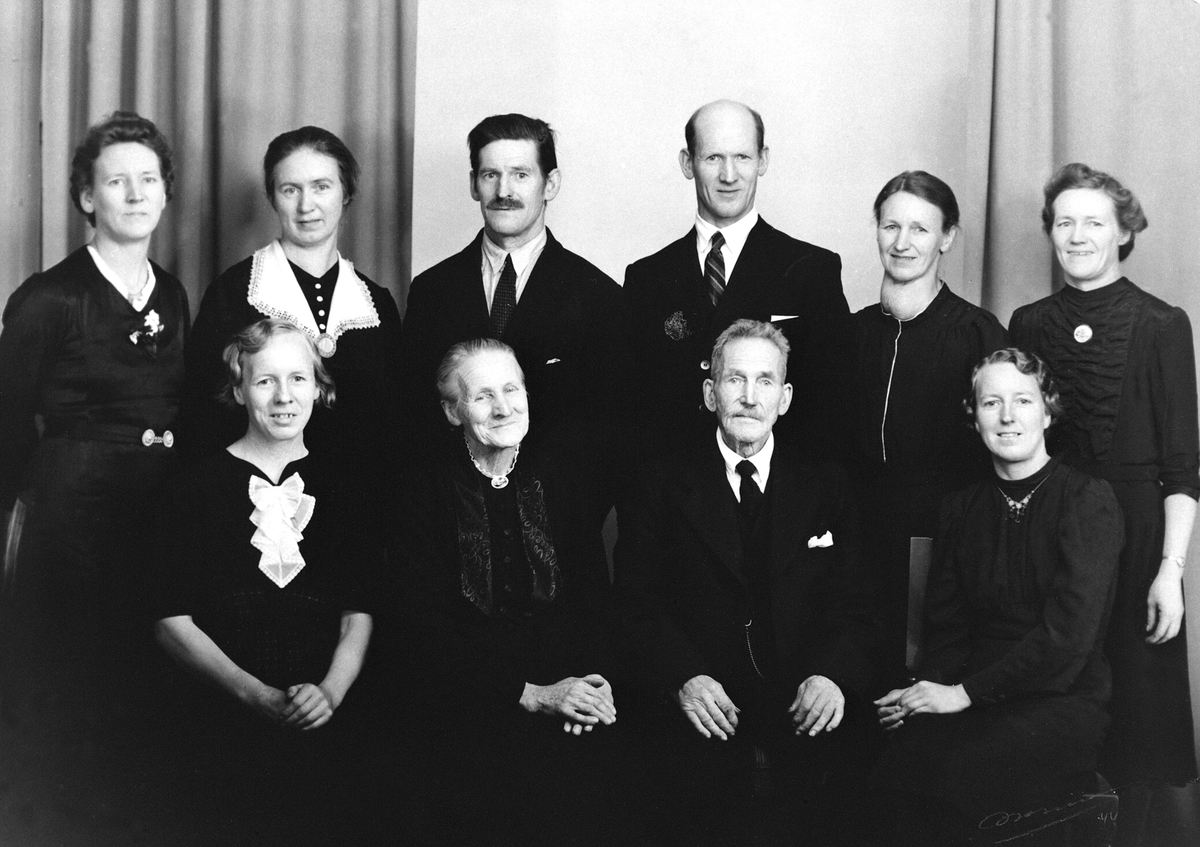 Anno Domkirkeodden, FAMILIEGRUPPE 10, OTTINE OG SIMEN GRÆSBERGFALDET MED 8 BARN. FORAN F. V. LAURA G. LILLEHAGEN, OTTINE, SIMEN, AGNES G. SJØENDEN. BAK F. V. SIGRID G. DAGFINRUD, MAGNA G. VENHOLEN, EVEN FALDET, LARS GRESBERG, MATHEA G. ERIKSEN OG OLAVA G. DAGFINRUD. SE ÅRBOKA "GAMMALT FRA STANGE OG ROMEDAL", 2004 SIDE…