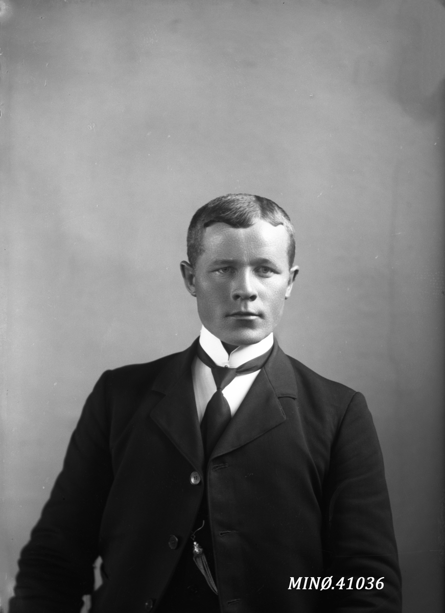 Oscar Holte, Portrett av ung mann - Edv. Larshus (9.2.1882-?)