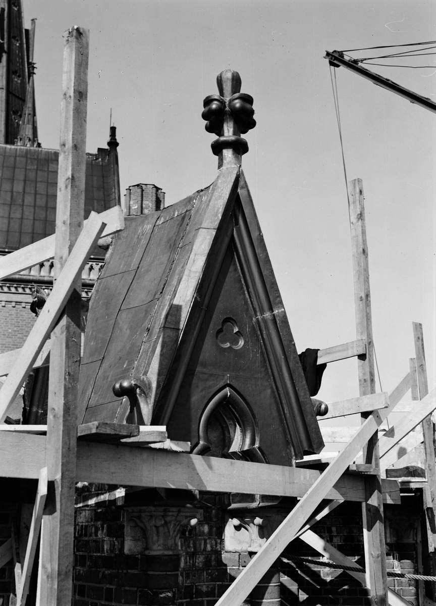 Paul Sandberg, Detail of the roof of the Uppsala Cathedral with a scaffolding in 1938