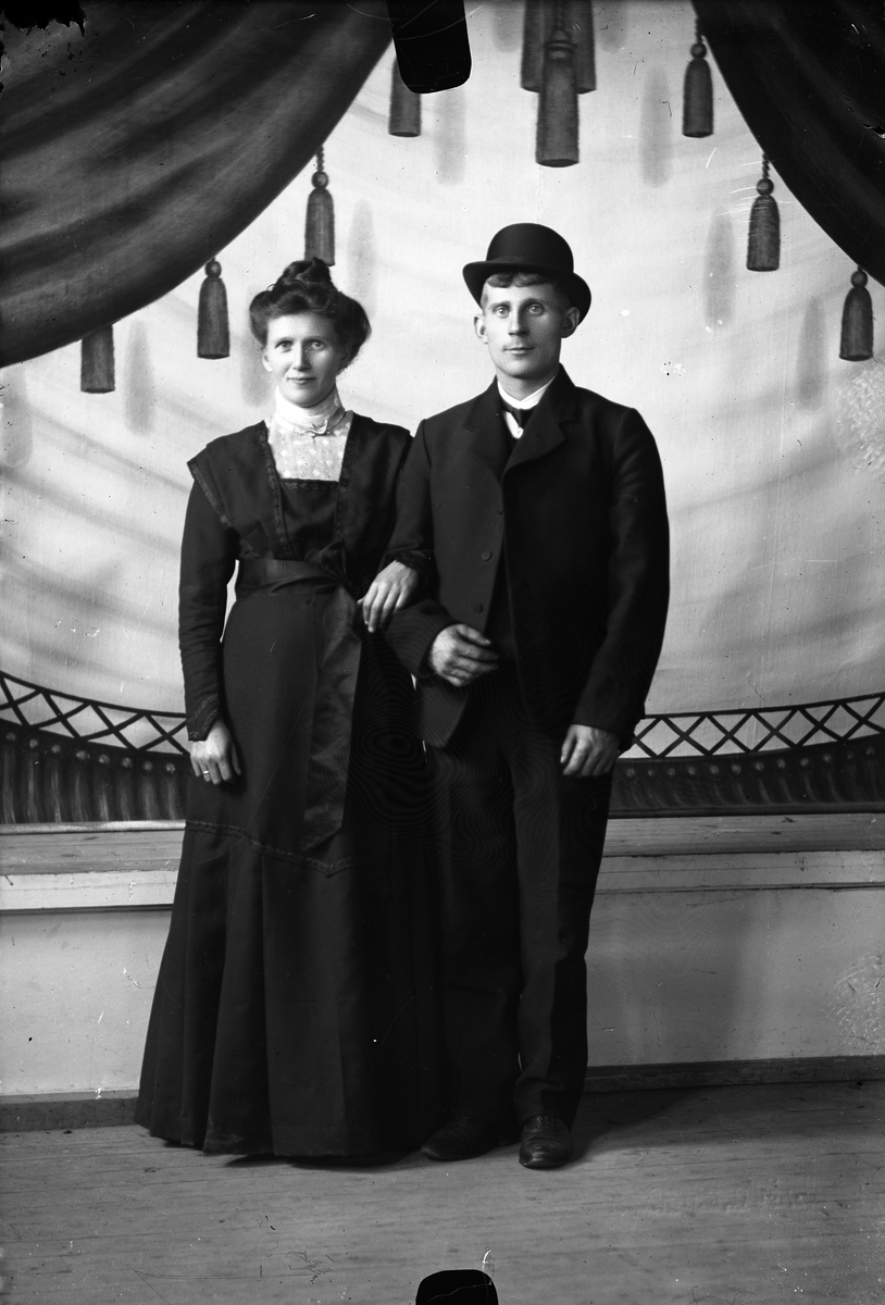 Oscar Holte, Portrett, person, klær,