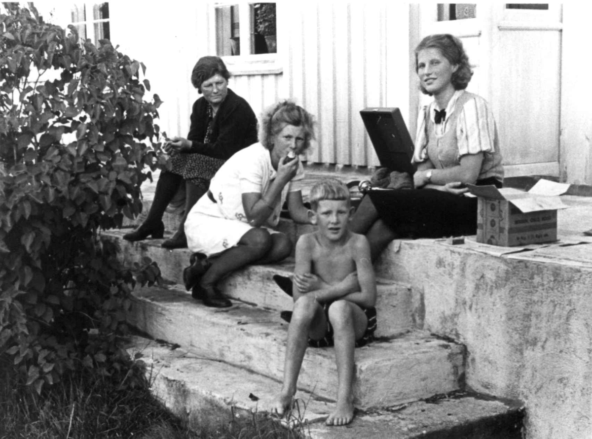 Anna Grostøl, Tre kvinner og en gutt sitter på trappen, de har en grammofon. Frostemyr 1941.