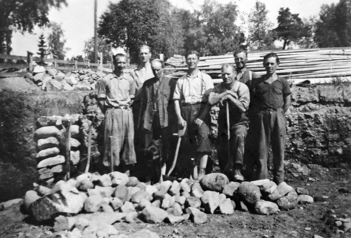 Ukjent, UTGRAVING M/HÅNDKRAFT, FRELSESARMEEN, GR: 7 MENN FRA V:BRENDEN, ARNE ØIE, ASBJØRN ØIE, ERLAND GRANLI M/FLER, FRIKIRKEN, LØTEN Forts: Alf Olsen, Trygve Granli, Toralf ?.