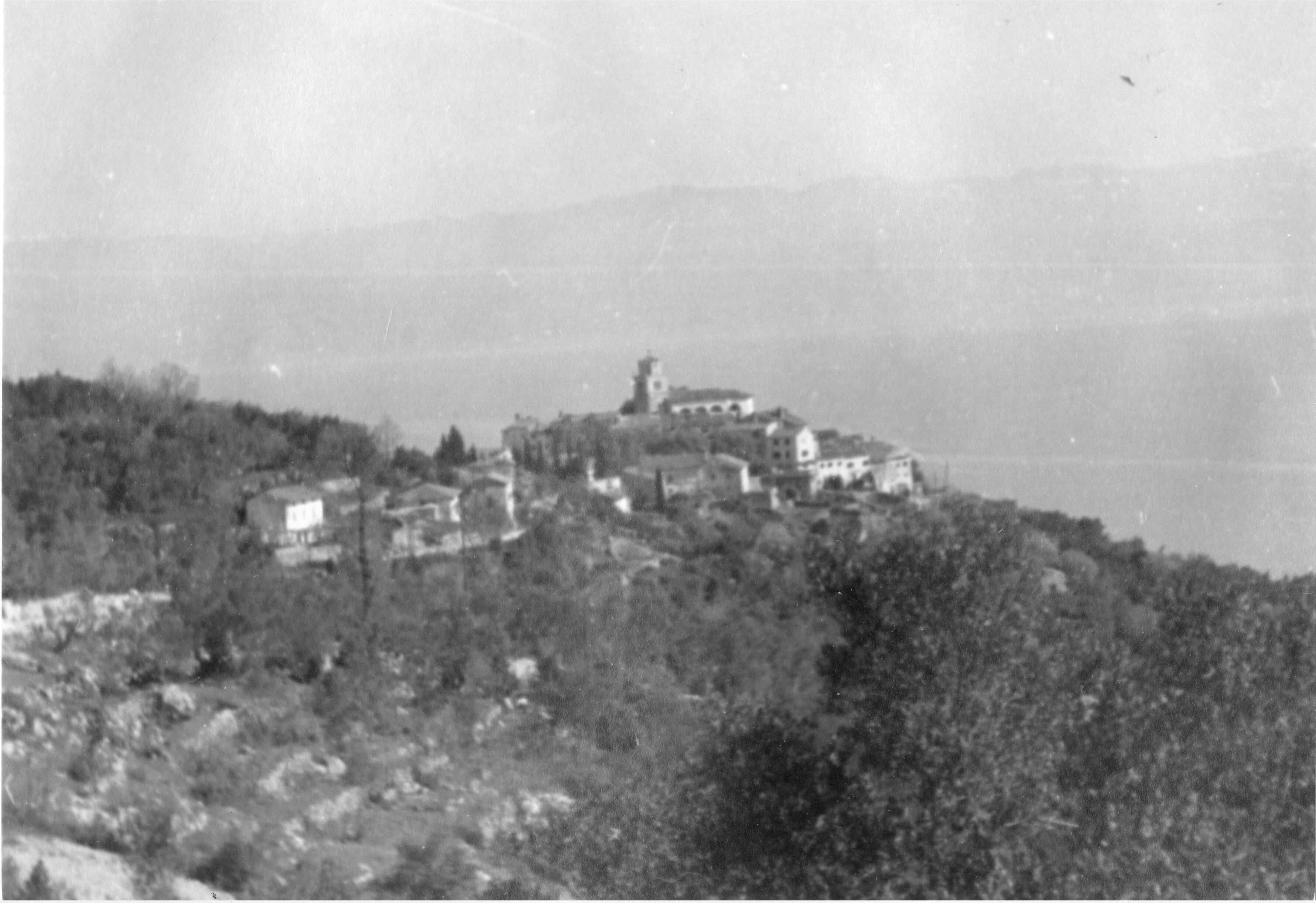 Branko Fučić, Mošćenice (Mošćenička Draga), pogled na mjesto s jugozapadne strane, u pozadini Kvarnerski zaljev i otok Cres