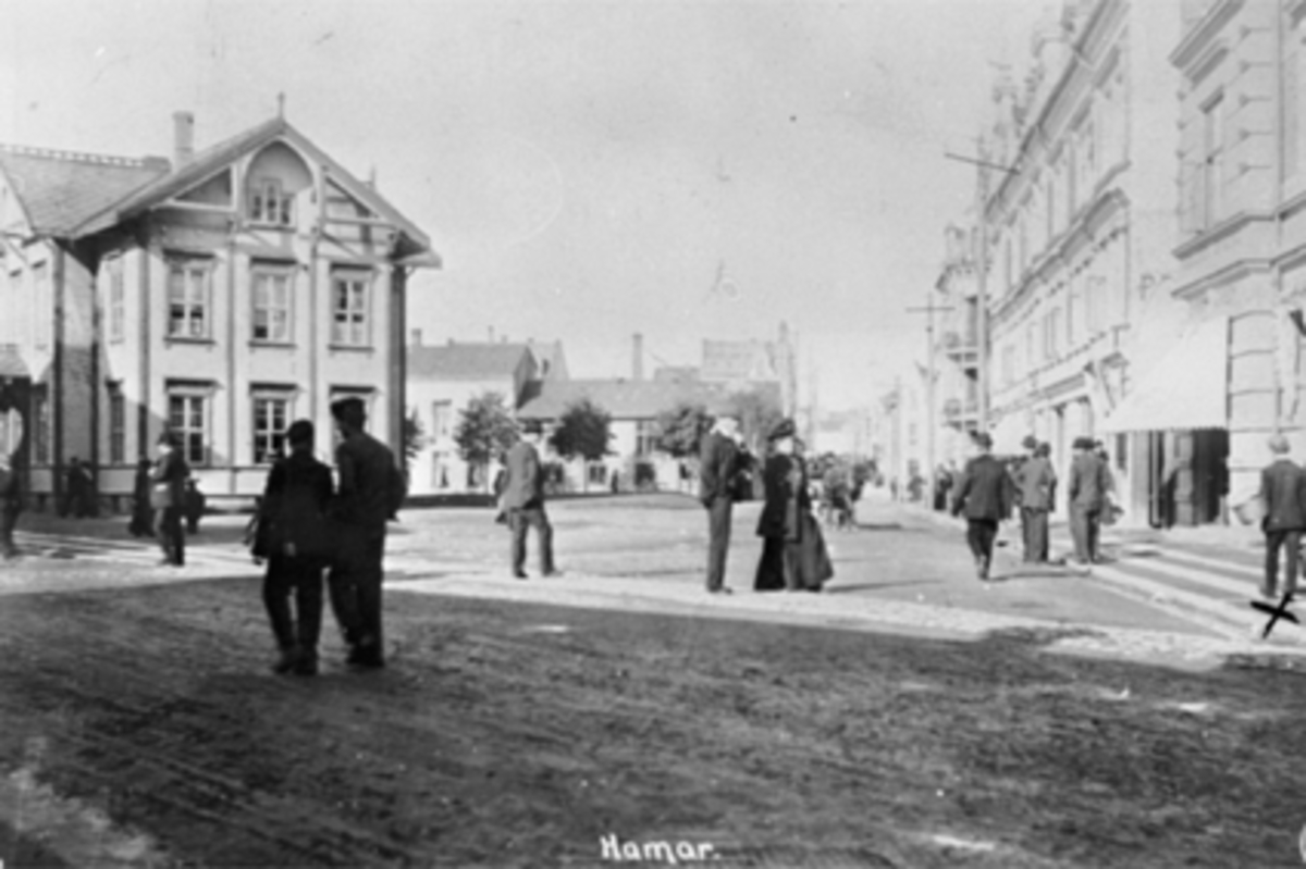 Anno Domkirkeodden, JERNBANEPLASSEN, JERNBANETORGET, STRANDGATA, TORGGATA, DEN FØRSTE HAMAR JERNBANESTASJON, FOLK I GATA