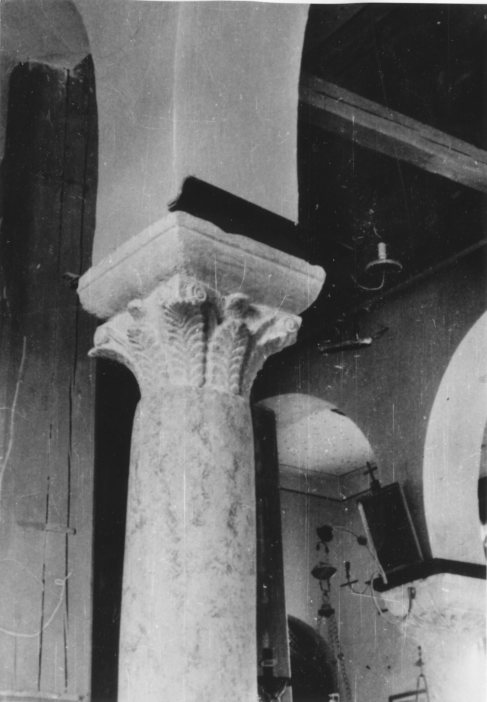 Branko Fučić, Supetarska Draga (Rab), crkva sv. Petra, detalj unutrašnjosti: kapitel