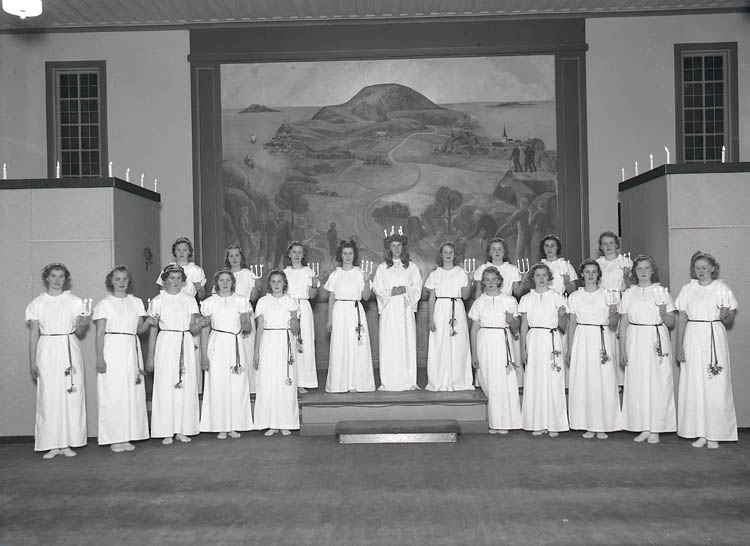 Karl Gustaf Henrik Henriksson, “Lucia with terns in the collection hall. Everyone has light in his hands.”