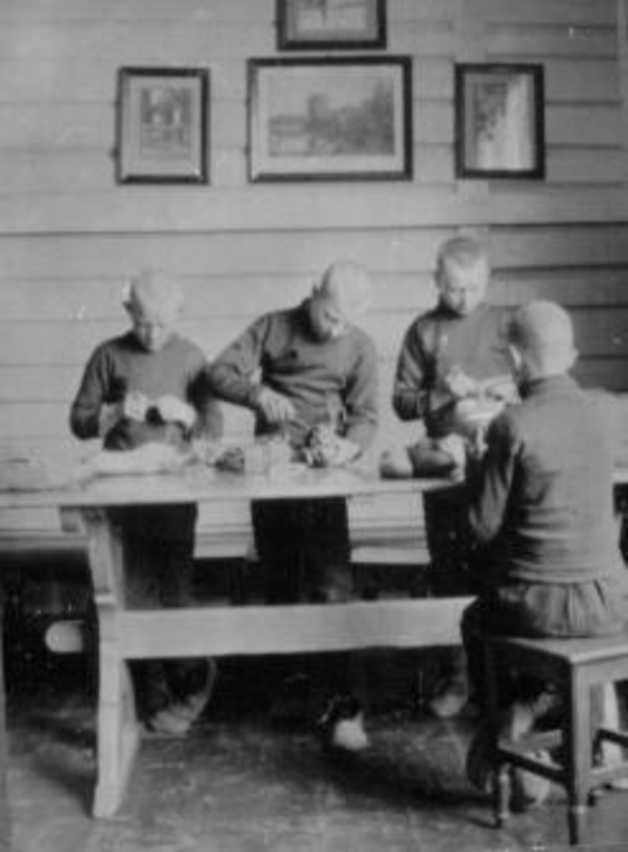 Anno Domkirkeodden, 4 gutter på arbeidsrom, fletter tøfler. Toftes Gave, Nedre Sund, Helgøya.