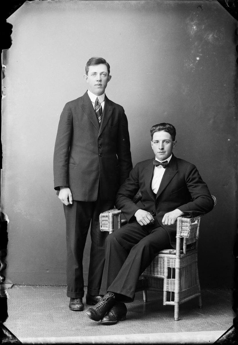 Skötsner-Edhlund, Elis Lindberg från Harg med en annan ung man, Uppland 1924