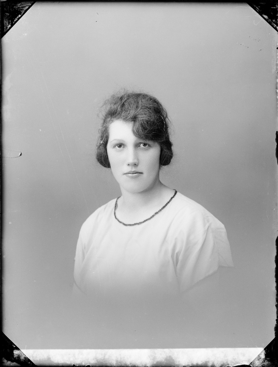 Skötsner-Edhlund, Ateljéporträtt - Agda Hjalmarsson från Gimo, Uppland