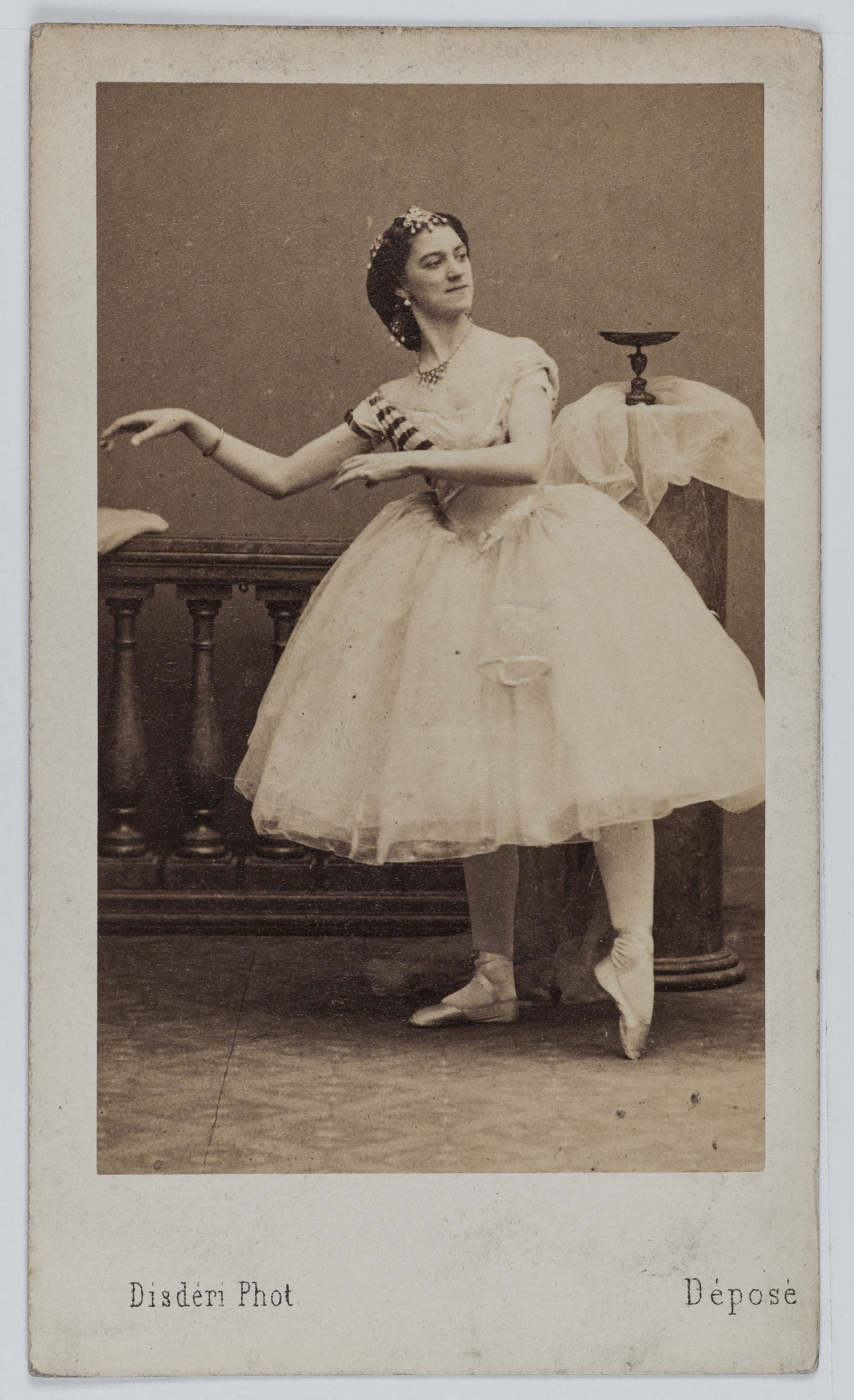 André-Adolphe-Eugène Disdéri, Portrait de Queniaux, danseuse à l'Opéra entre 1852 et 1858.